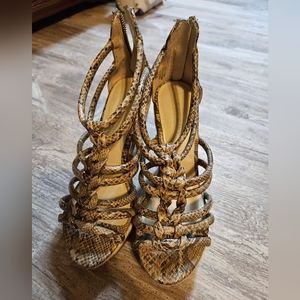 Christian Siriano size 6 snakeskin wedge